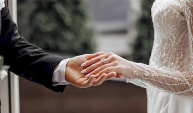 يصغرها-بـ-40-عاماً.-نجمة-شهيرة-تتزوج-للمرة-الثالثة-قريباً!-(صورة)