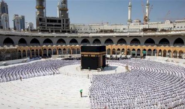 نجمة-شهيرة-تؤدي-مناسك-العمرة-في-الحرم-المكي.-وهذا-ما-قامت-به-(صور)