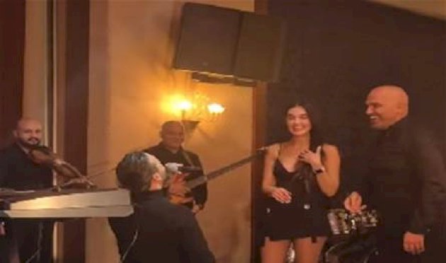 خلال-حفل-فنان-لبنانيّ…-فيديو-يُوثّق-ما-حصل-على-المسرح-بين-شاب-وحبيبته!