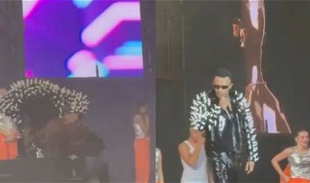 كان-يلبس-"كعبا-عاليا".-محمد-رمضان-يقبل-رأس-فتاة-بعد-مساعدته-في-تغيير-حذائه-(صورة)