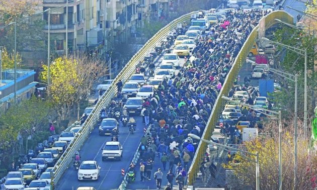 بالفيديو.-احراق-مركبات-تابعة-لقوات-الأمن-الإيرانية