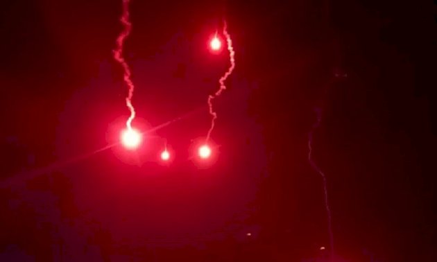 قنابل مضيئة في أجواء طرابلس… ما مصدرها؟ (صور) قنابل-مضيئة-في-أجواء-طرابلس…-ما-مصدرها؟-(صور)