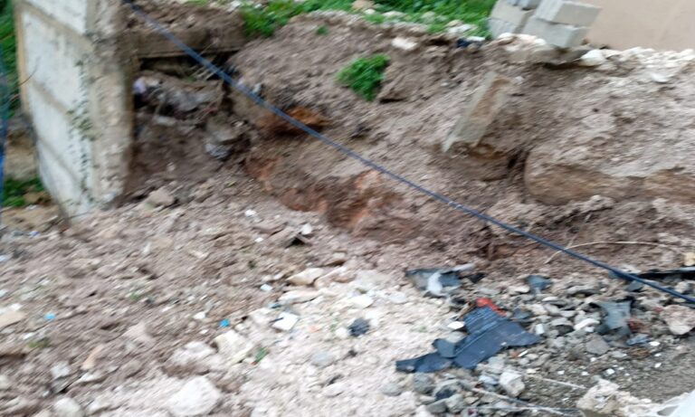 سقوط حائط على سيارات قرب مجمع إميل لحود سقوط-حائط-على-سيارات-قرب-مجمع-إميل-لحود