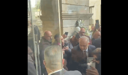 بالفيديو.-لحظة-دخول-فيروز-إلى-كنيسة-رقاد-السيدة-للمشاركة-في-تشييع-نجلها-هلي