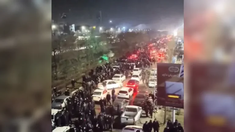 نظام-إيران-يرقص-على-“حافة-السقوط”