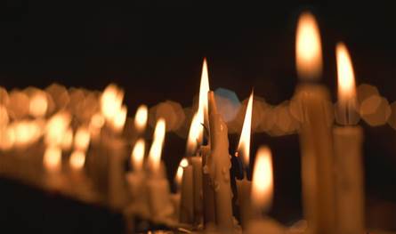 الأطباء-لم-يتمكنوا-من-تشخيص-حالتها.-وفاة-ابنة-فنان-شهير-بعد-أيام-على-فقدانه-والده-(صورة)