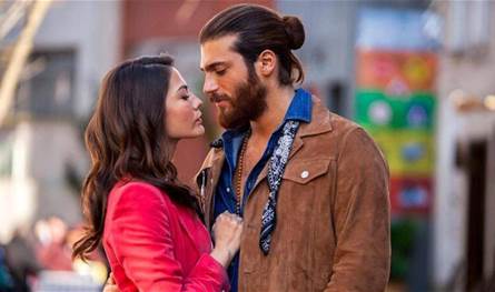 والدته "مهووسة" بالدراما التركية.. نجم عالمي شهير يُشيد بجان يامان وديميت أوزدمير (فيديو) والدته-"مهووسة"-بالدراما-التركية.-نجم-عالمي-شهير-يُشيد-بجان-يامان-وديميت-أوزدمير-(فيديو)