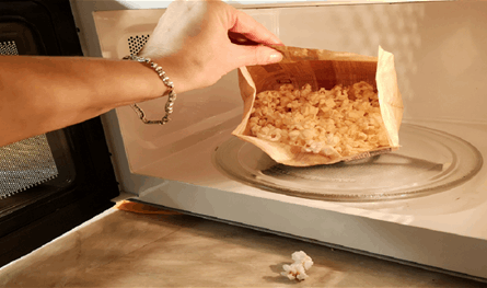 الفشار-بالميكروويف:-وجبة-صحية-أم-خطر-خفي؟