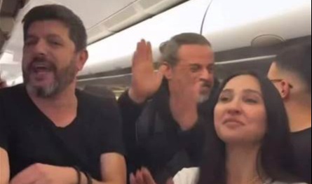 رقص وغناء مع الركاب.. هذا ما حصل مع مشاهير لبنان على الطائرة خلال عودتهم من الرياض (فيديو) رقص-وغناء-مع-الركاب.-هذا-ما-حصل-مع-مشاهير-لبنان-على-الطائرة-خلال-عودتهم-من-الرياض-(فيديو)