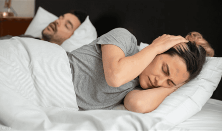 لماذا-لا-تستيقظ-على-صوت-شخيرك؟-طبيب-يكشف-السر