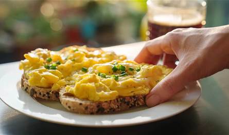 متى-يجب-أن-نتناول-البيض؟-دراسة-تجيب