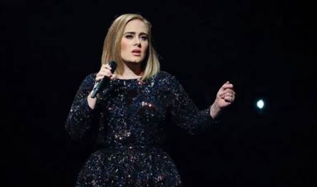 بقيمة-25-مليون-دولار.-أديل-تمنح-خصمًا-لمنسق-أزيائها-على-عقار