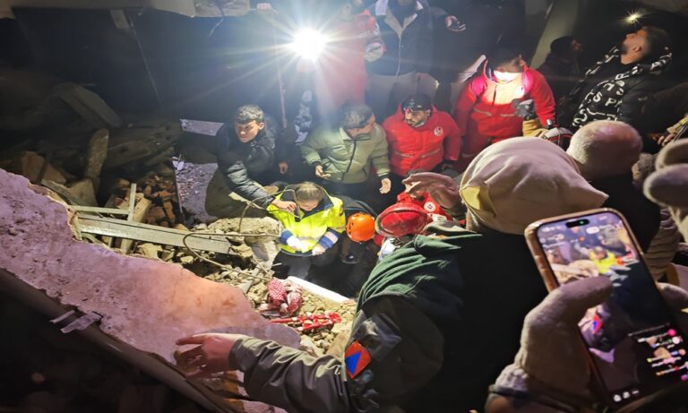 العثور على الشابة اليسار تحت أنقاض مبنى القبة (فيديو) العثور-على-الشابة-اليسار-تحت-أنقاض-مبنى-القبة-(فيديو)