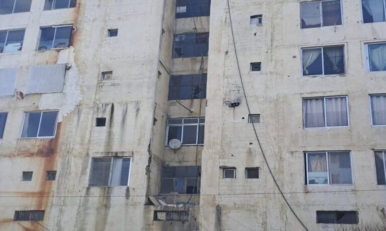 إنذار-بإخلاء-مبنى-مهدد-بالسقوط-في-شتورا-(صوَر)