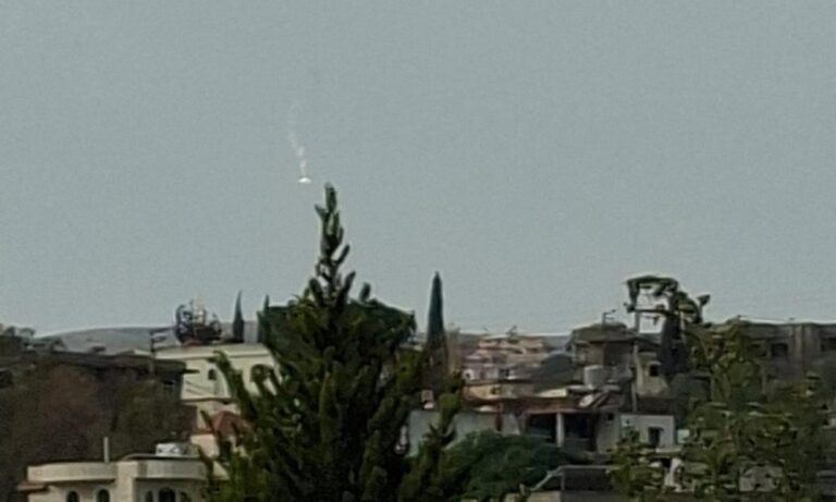 قنبلة مضيئة بإتجاه أطراف بلدة مارون الراس قنبلة-مضيئة-بإتجاه-أطراف-بلدة-مارون-الراس