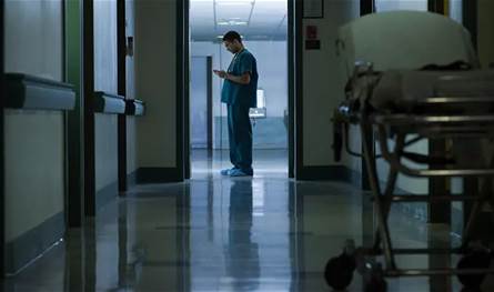 بدت متعبة جدّاً… فنانة لبنانيّة في المستشفى (صورة) بدت-متعبة-جدّاً…-فنانة-لبنانيّة-في-المستشفى-(صورة)