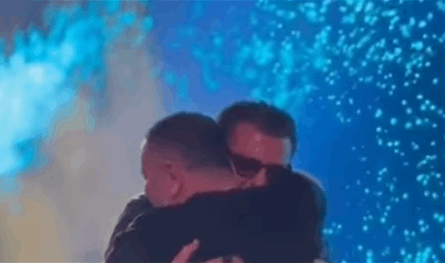 عانقا بعضهما على المسرح.. مصالحة بين فنانين لبنانيين بعد سنوات من القطيعة والجفاء (فيديو) عانقا-بعضهما-على-المسرح.-مصالحة-بين-فنانين-لبنانيين-بعد-سنوات-من-القطيعة-والجفاء-(فيديو)