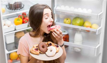 العادات الغذائية الخاطئة وأضرارها على الجسم العادات-الغذائية-الخاطئة-وأضرارها-على-الجسم