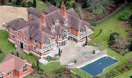 شعر بالتهديد.. ممثل غادر منزله داخل أرقى الاحياء شعر-بالتهديد.-ممثل-غادر-منزله-داخل-أرقى-الاحياء