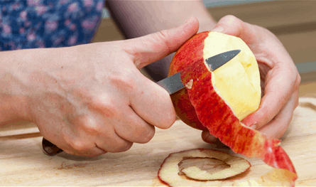 التفاح الأحمر.. كنز من الفوائد في قشرة واحدة التفاح-الأحمر.-كنز-من-الفوائد-في-قشرة-واحدة