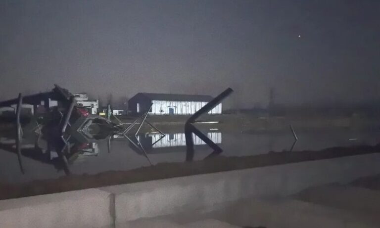 5 ضحايا إثر انهيار جسر في الصين (فيديو) 5-ضحايا-إثر-انهيار-جسر-في-الصين-(فيديو)