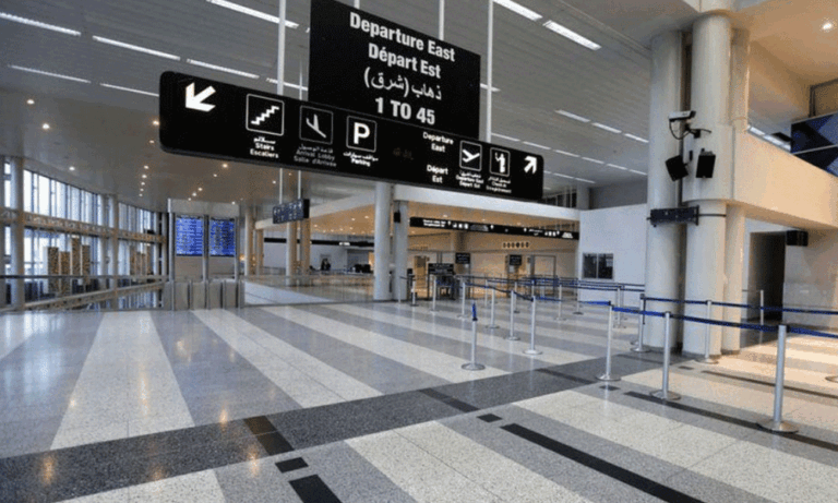 في المطار.. معاون أوّل تحتضن طفلة بعد إغماء والدتها (صورة) في-المطار.-معاون-أوّل-تحتضن-طفلة-بعد-إغماء-والدتها-(صورة)