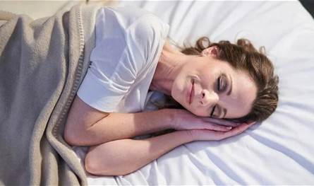 النوم-بلا-وسادة-يقلل-ضغط-العين.-اليكم-ما-كشفته-الدراسات