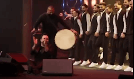 "أكلناها".. سقوط فنان لبناني شهير على المسرح شاهدوا ردة فعله (فيديو) "أكلناها".-سقوط-فنان-لبناني-شهير-على-المسرح-شاهدوا-ردة-فعله-(فيديو)