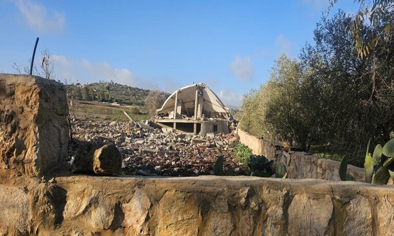 قنابل على منزل مأهول قنابل-على-منزل-مأهول