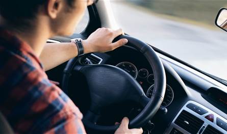 تعرّض-لموقفٍ-خطير-كاد-أنّ-ينتهي-بكارثة-مميتة…-إليكم-ما-حصل-مع-مخرج-شهير-خلال-القيادة