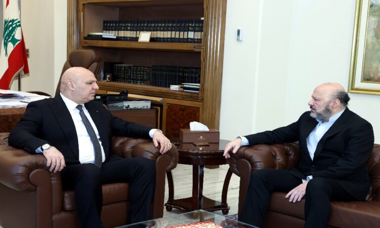 عون-يتسلّم-من-رياشي-نتائج-زيارة-القوات-إلى-دمشق