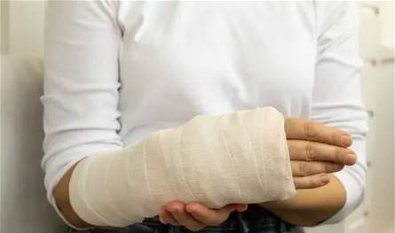 سقطت وأصيبت بكسر في ذراعها.. فنانة شهيرة تُثير قلق الجمهور (فيديو) سقطت-وأصيبت-بكسر-في-ذراعها.-فنانة-شهيرة-تُثير-قلق-الجمهور-(فيديو)