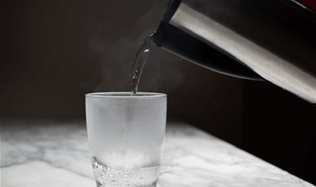 بين-الواقع-والخرافة.-ما-هي-فوائد-الماء-الساخن؟