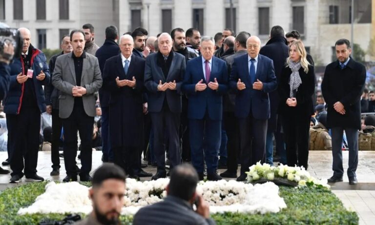 بالصّورة-السنيورة-يتلو-الفاتحة-على-ضريح-الحريري