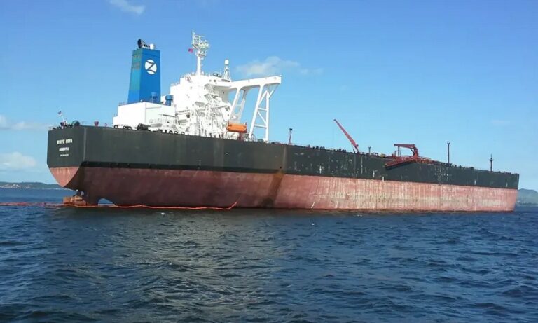 القوات الأميركية تحتجز سفينة في المحيط الهندي القوات-الأميركية-تحتجز-سفينة-في-المحيط-الهندي