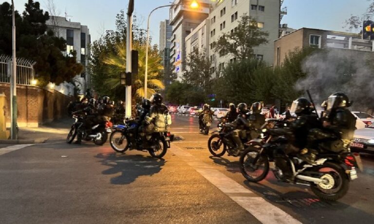 السماح للنساء بقيادة الدراجات في إيران خطوة تحوّل لافتة السماح-للنساء-بقيادة-الدراجات-في-إيران-خطوة-تحوّل-لافتة