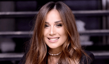 خلال-توجّهها-إلى-موقع-التصوير…-كارين-رزق-الله-تروي-ما-حدث-معها:-"قطعتني-السيارة"