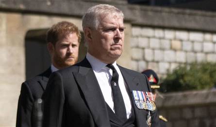 كان-مذهولاً…-شاهدوا-الصور-الأولى-للأمير-أندرو-بعد-مُغادرته-مركز-الشرطة