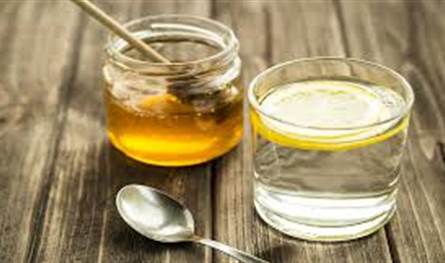 اكتشف-فوائد-الماء-الدافئ-بالليمون-والعسل-على-الجسم