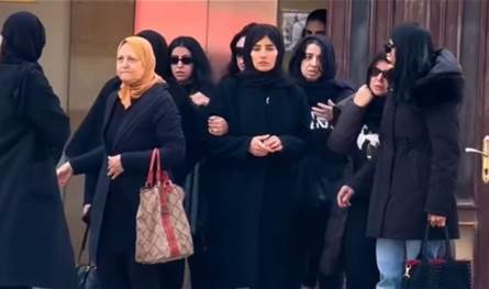 أصيب-بأزمة-قلبية-مُفاجئة.-انهيار-الفنانة-زينة-خلال-تشييع-شقيقها-(فيديو)