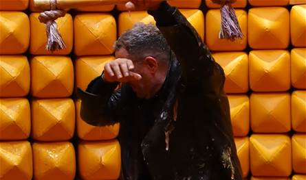 تعرّض لإصابة في ظهره.. فنان شهير ضحية رامز جلال ويتوعده بالانتقام (فيديو) تعرّض-لإصابة-في-ظهره.-فنان-شهير-ضحية-رامز-جلال-ويتوعده-بالانتقام-(فيديو)