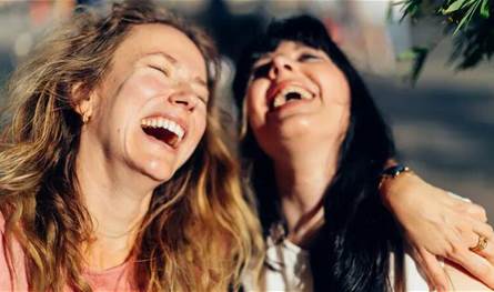 ما-الفرق-بين-العلاقات-الضيقة-والانطوائية؟