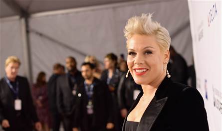 الفنانة-بينك-تكذب-شائعات-انفصالها-عن-كاري-هارت